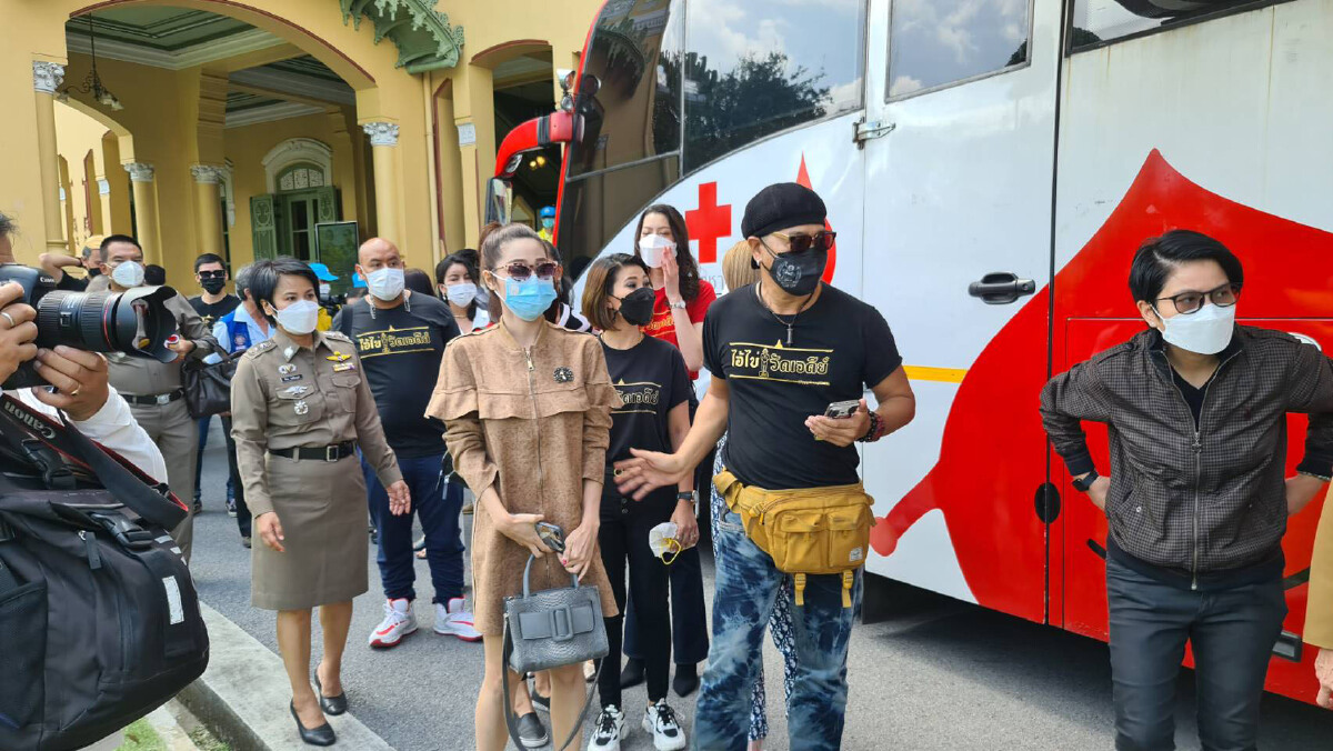 "ตำรวจ - ดารา" ร่วมบริจาคโลหิต น้อมรำลึก 2 มหาราช