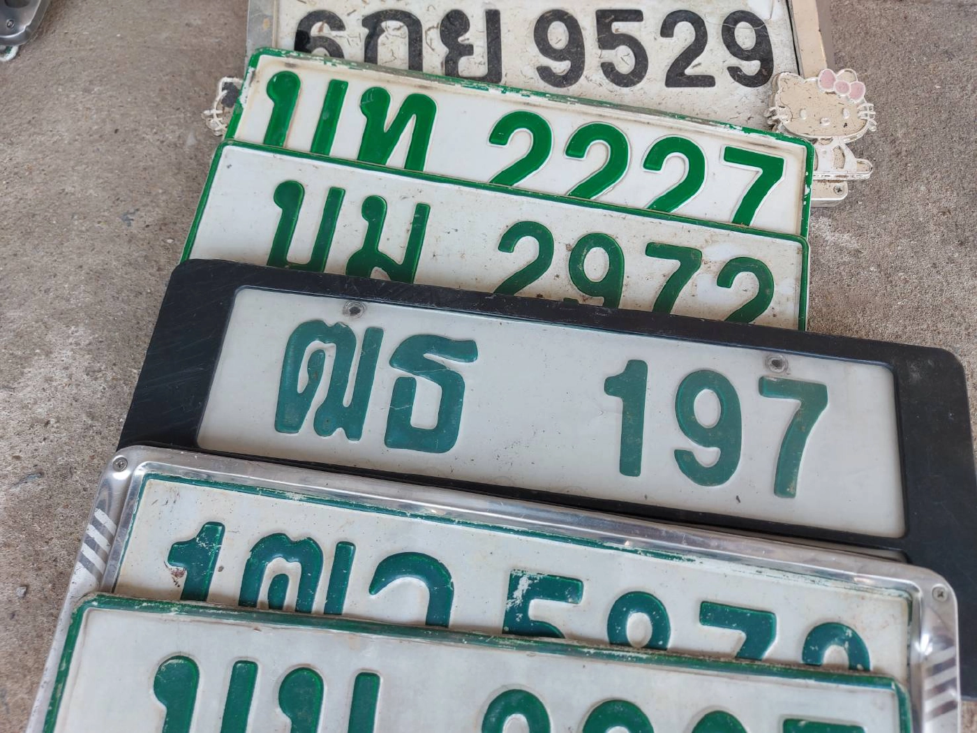 กองพะเนินประกาศตามหาเจ้าของทะเบียนรถฝ่าน้ำท่วมที่สุโขทัย