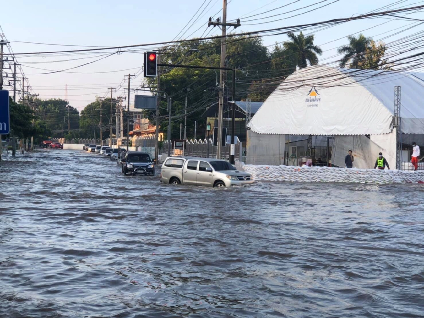 อัปเดตสถานการณ์น้ำท่วมบริเวณโรงพยาบาลมหาราช