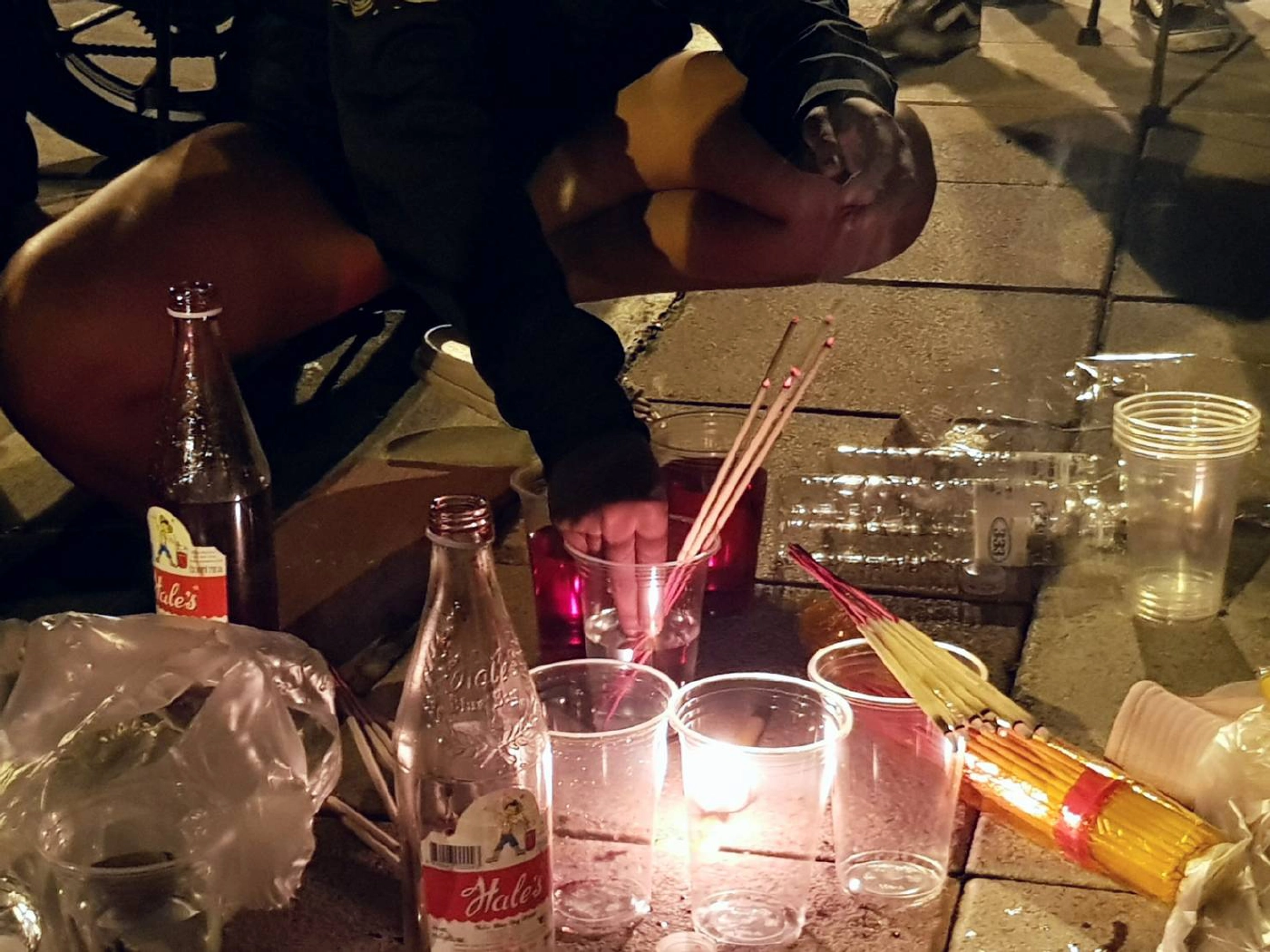 วัยรุ่นรวมตัว สน.ดินแดง ติดตามทรัพย์สินจากการกระชับพื้นที่