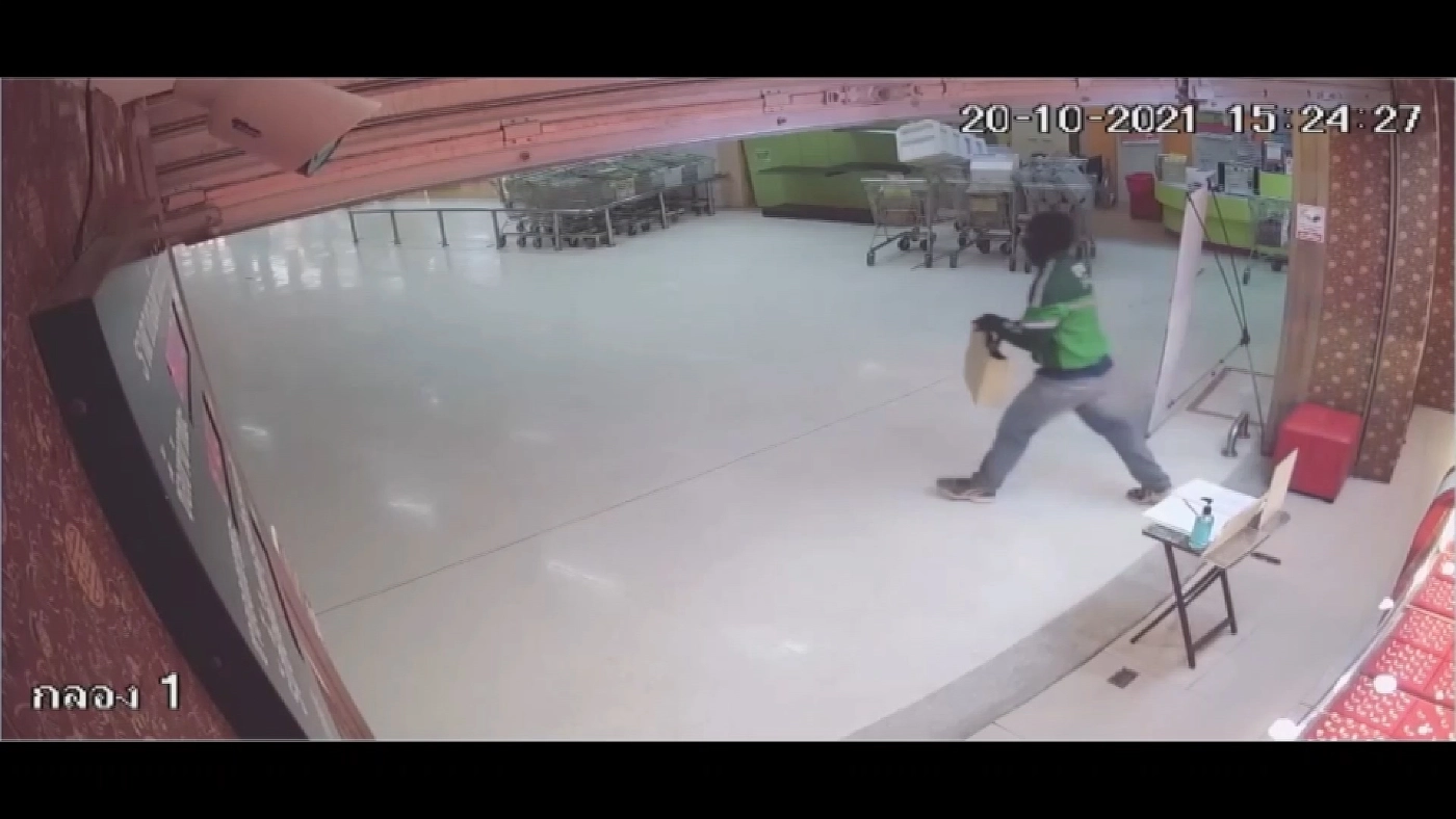 สวมเสื้อแกร็บ ปล้นทองกลางห้าง 2 นาทีกวาดทองไปกว่า 20 บาท