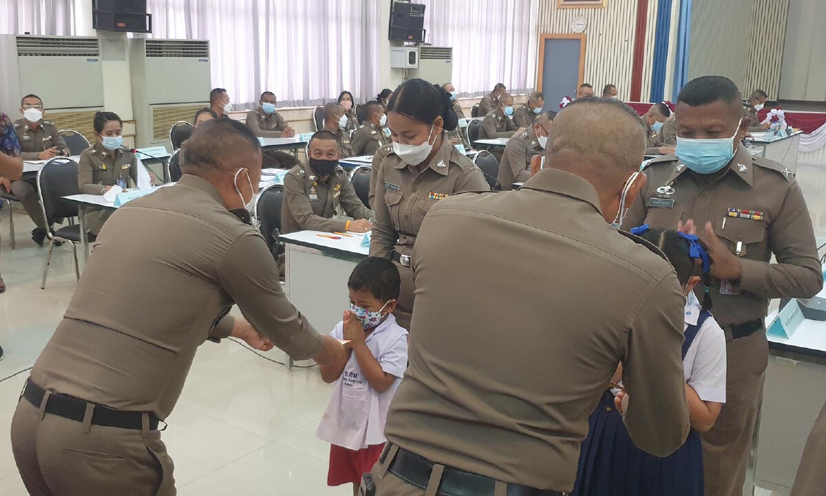 เหยื่อแชร์ออนไลน์ มอบทุนการศึกษาบุตร ตร. เมืองคอน
