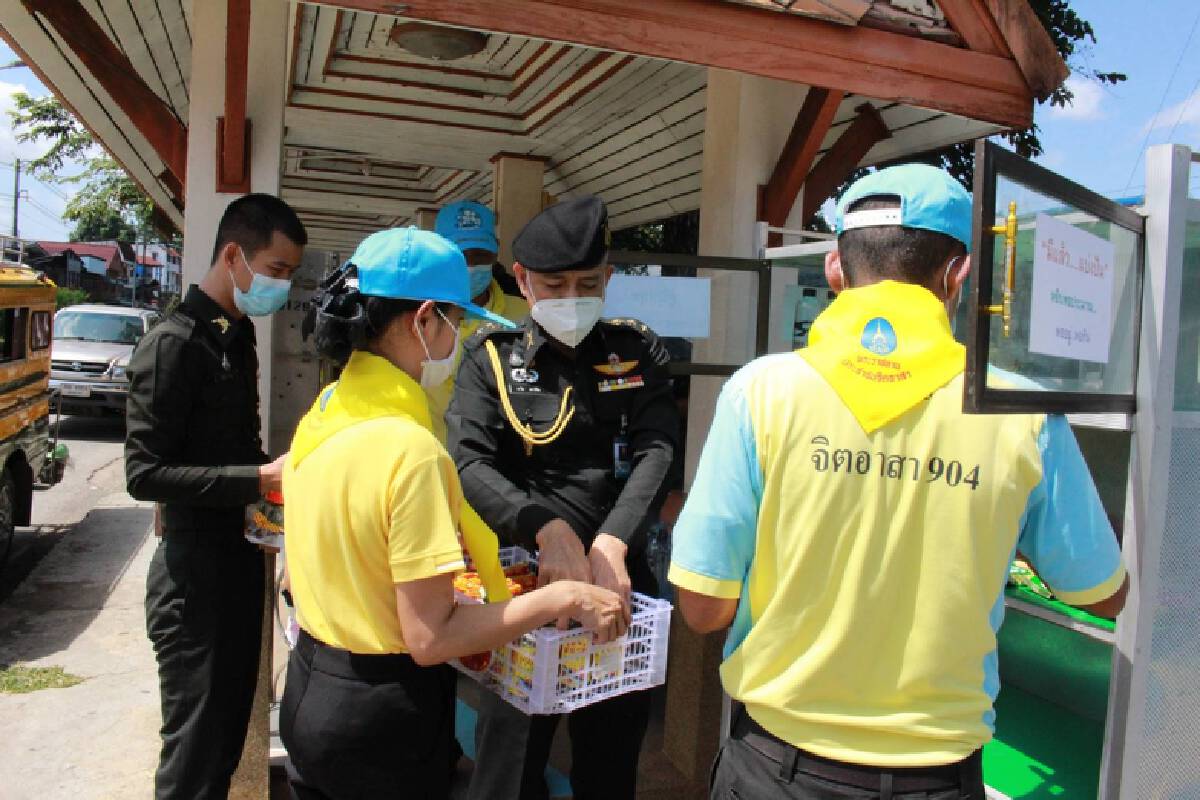 มทบ.32ลำปาง นำสิ่งของใส่“ตู้ปันสุข”เยียวยาโควิด