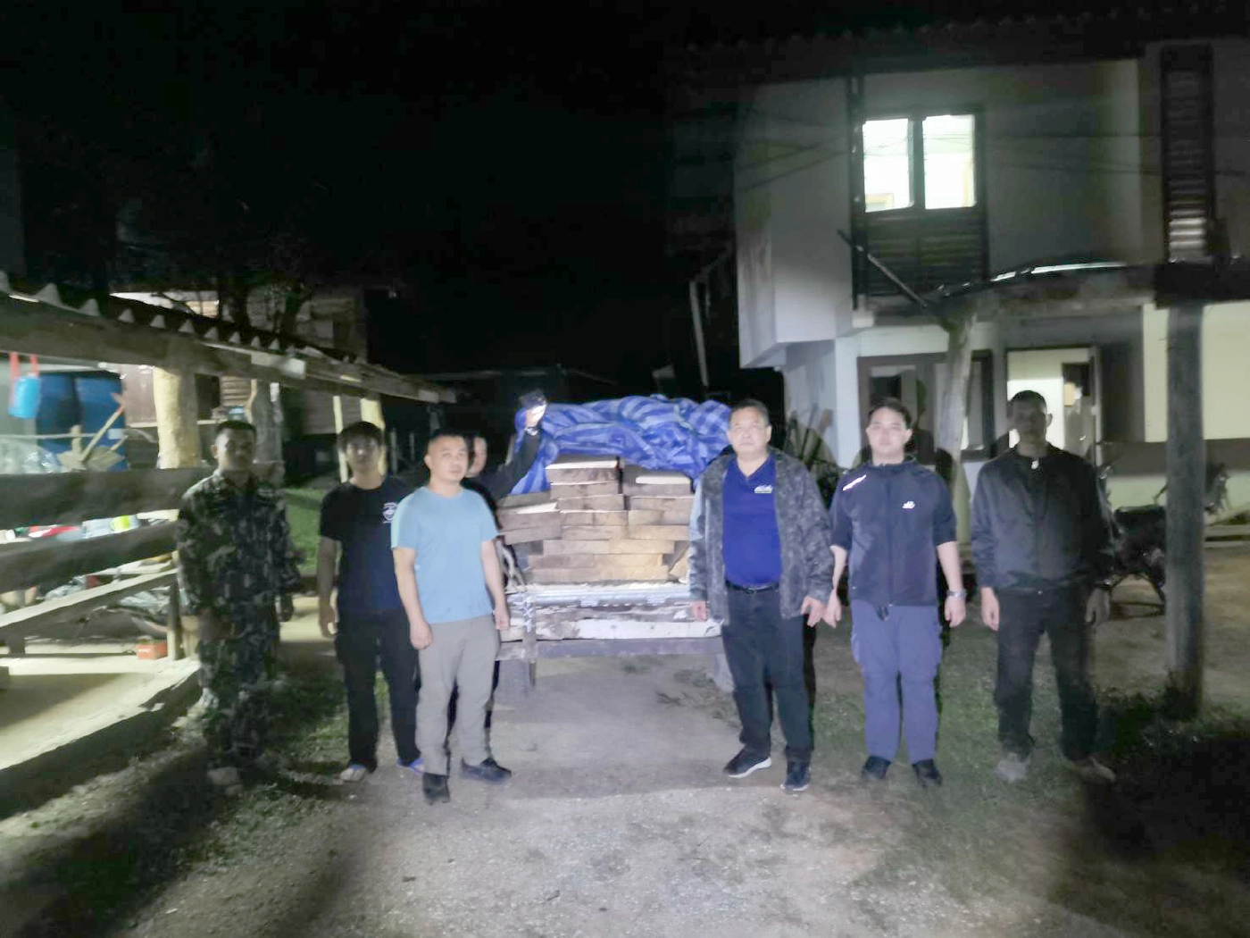 ไล่ล่ามอดไม้ซิ่งกระบะหนี-ยึดไม้เต็มท้ายรถ