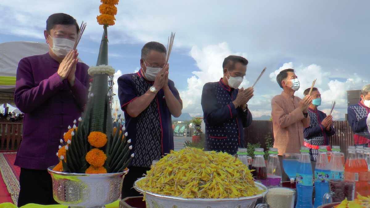 นครพนมจัดพิธีบวงสรวงพญาศรีสัตตนาคราชและตักบาตรเทโว