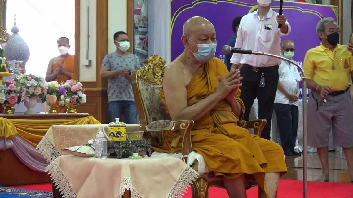 พุทธศาสนิกชนในจังหวัดปทุมธานีเข้าถวายให้กำลังใจ