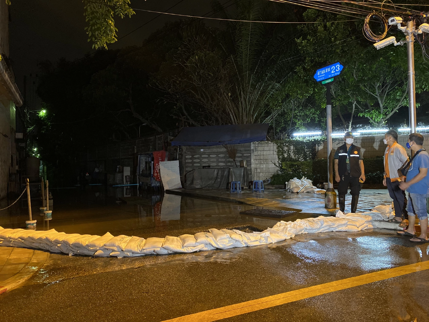 น้ำเอ่อล้นตลิ่งริมแม่น้ำเจ้าพระยา ท่วมซอยสามเสน 23 เขตดุสิต