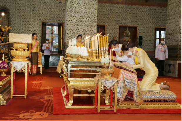 “ในหลวง-ราชินี” ทรงบำเพ็ญพระราชกุศลเนื่องในวันคล้ายวันสวรรคต ร.9