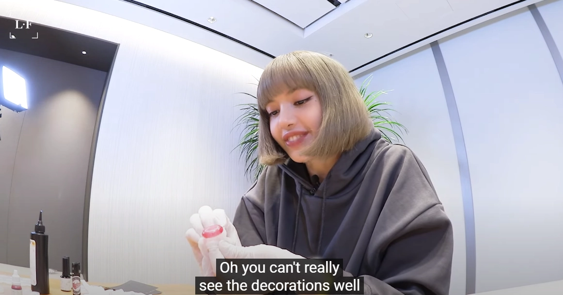 น่ารัก! "ลิซ่า" ทำแหวนแจกทีมงานแดนเซอร์ 