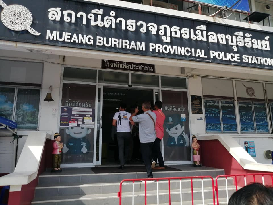 "เต้ มงคลกิตติ์" มอบตัวหมิ่น "ศักดิ์สยาม" ถือขันยอมติดคุกไม่มีเงินประกัน