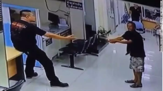 "รัสเซล โครว์" โพสต์สุดปลื้มตามหา "ดาบรุธ" ฮีโร่ชาวไทยจนเจอ