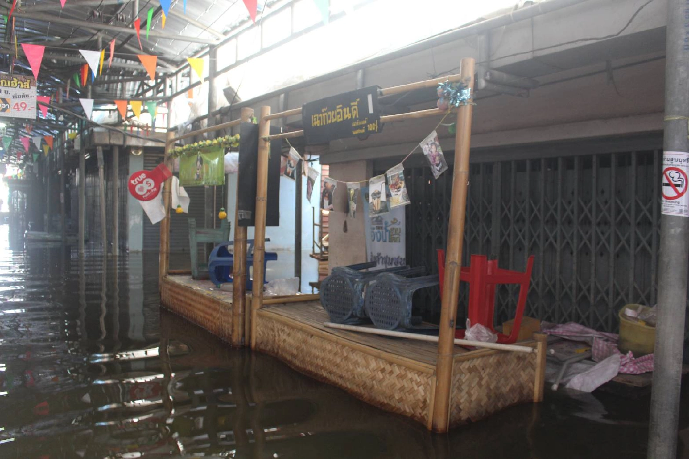 ตลาดอิงน้ำสามโคกกลายเป็นเมืองบาดาล หลังน้ำเอ่อล้นจากแม่น้ำเจ้าพระยา