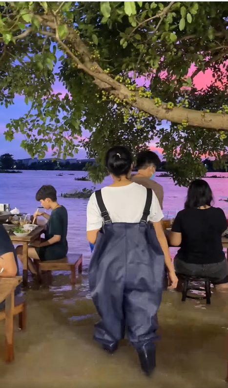 มิติใหม่! ร้านอาหารโต้คลื่นน้ำท่วมเมืองนนทบุรี 