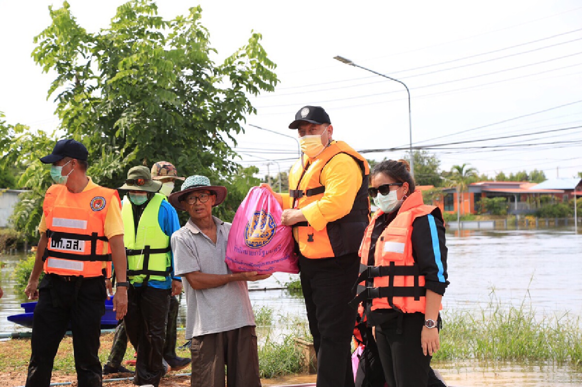 รมว.พม. นำทีมนั่งเรือลุยน้ำท่วมช่วยเหลือครอบครัวกลุ่มเปราะบาง ในพื้นที่อำเภอบางระกำ จังหวัดพิษณุโลก