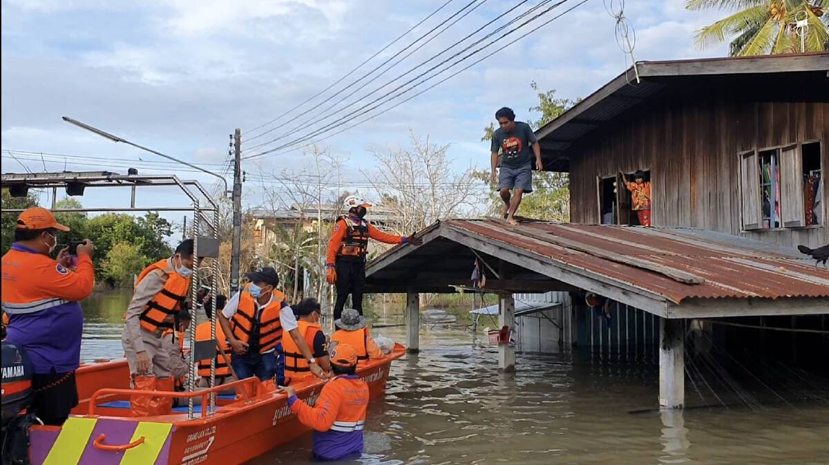 รมช.มหาดไทย ลงพื้นที่มอบถุงยังชีพอำเภอโนนสูง