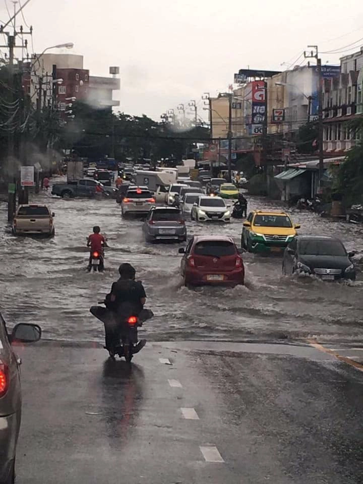 สนน แก้ไขปัญหาน้ำท่วมถนนเคหะร่มเกล้า