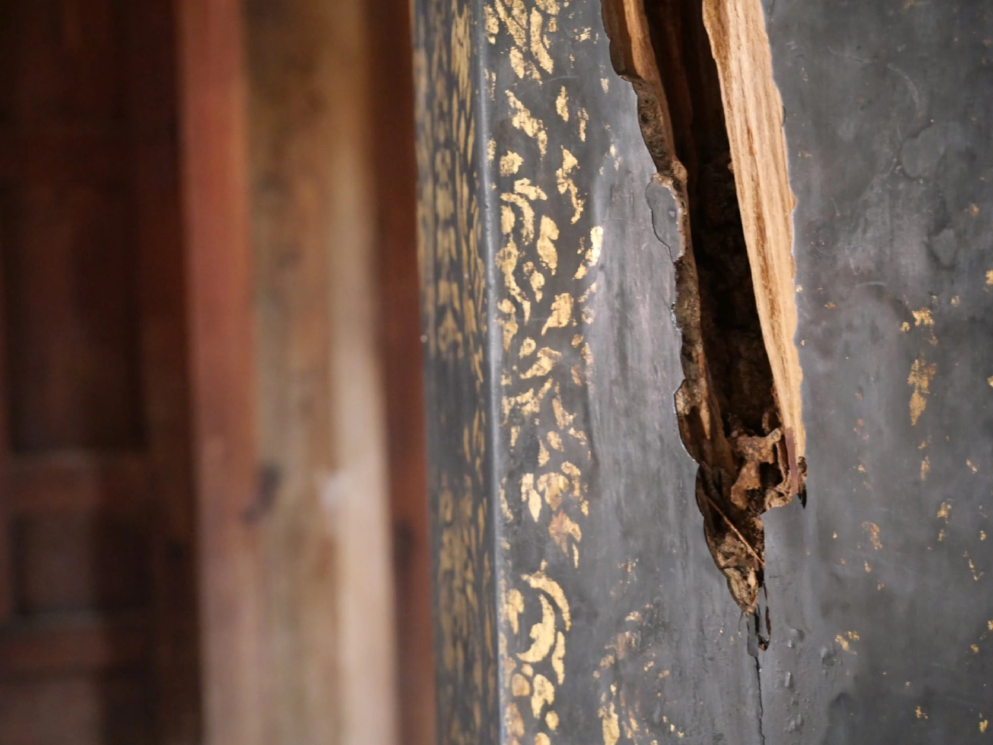 กรมศิลปากรตรวจสอบเสาไม้โบราณสมัยกรุงศรีอยุธยาแตก-ทรุดตัว