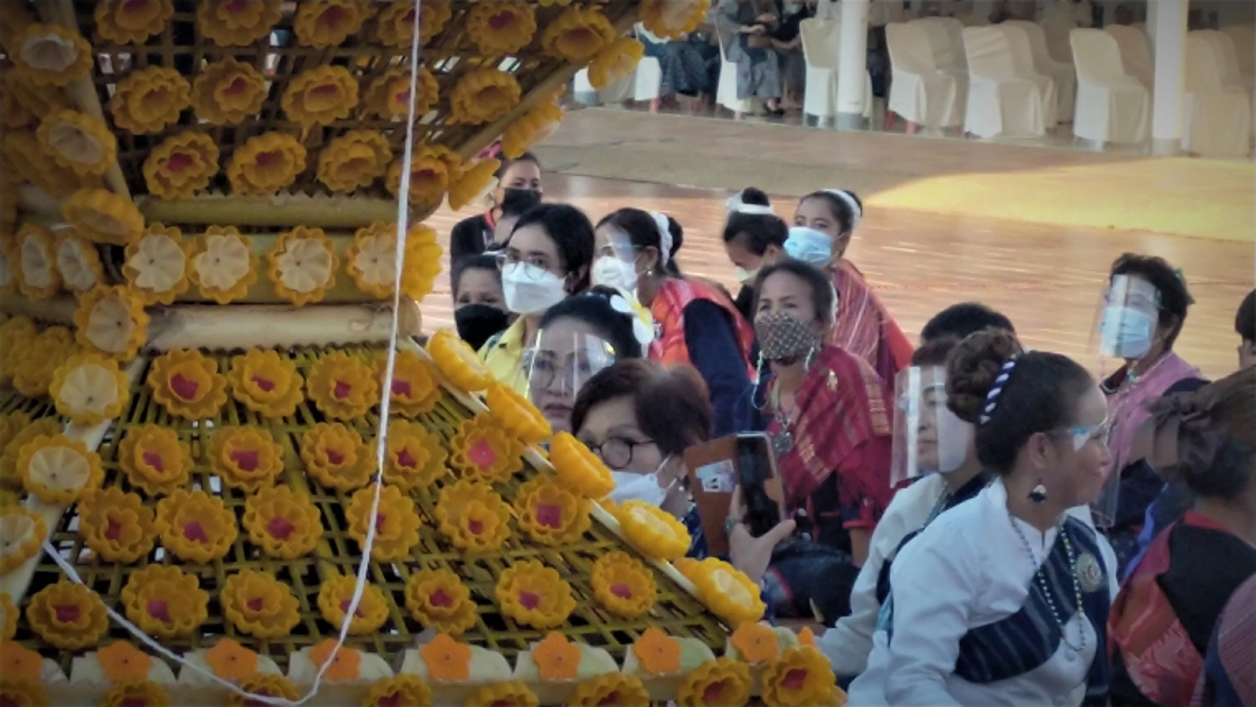 ชนชาวพื้นเมืองสกลนครถวายปราสาทผึ้งออกพรรษา