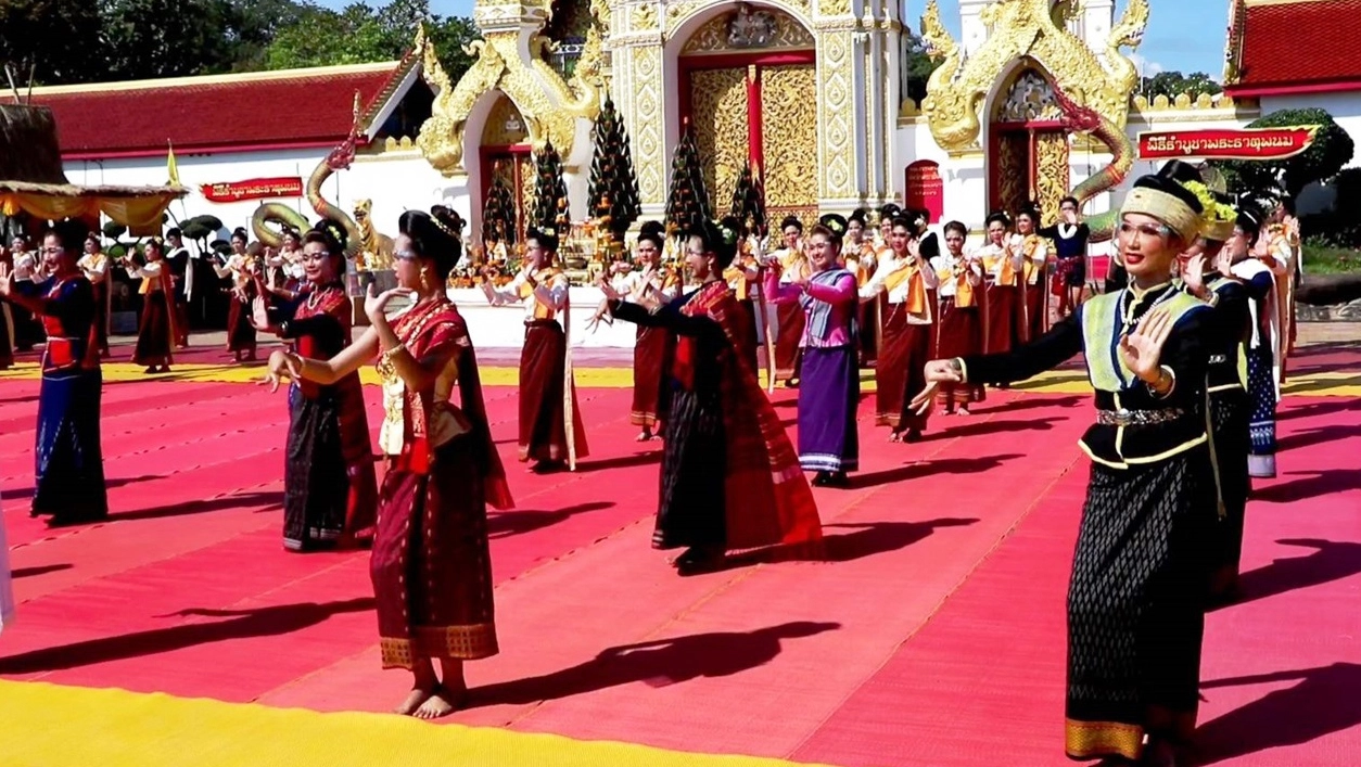 รำบูชาพระธาตุพนมในงานเทศกาลออกพรรษาไหลเรือไฟ