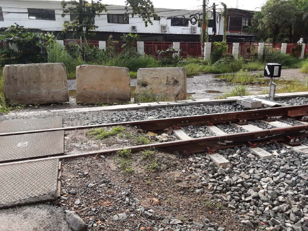 การรถไฟฯ แจ้งความเอาผิด คนบุกรุกทำลายรั้วแผงกั้น นิคมรถไฟ กม.11