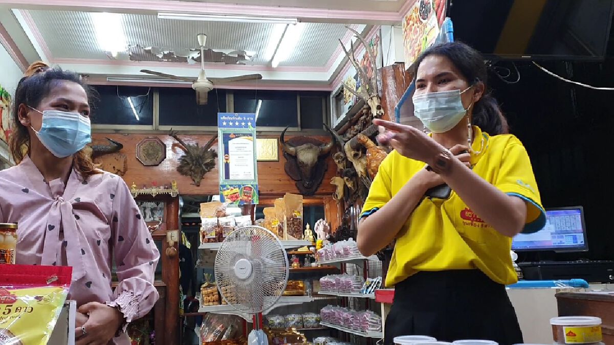 รวบหนุ่มเมากาวสไลด์หนอนโชว์พนักงานขายเครื่องสำอาง