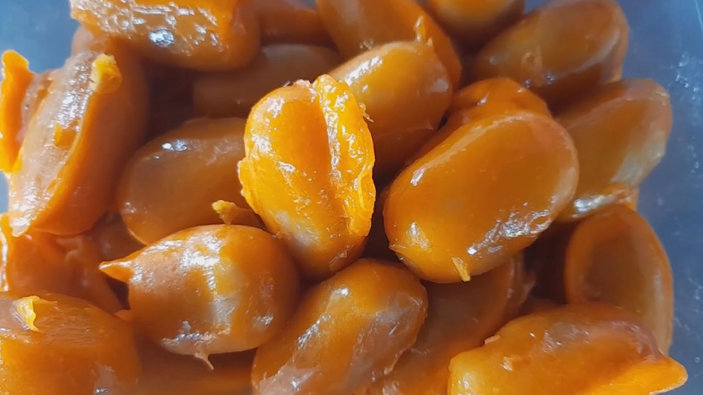 แม่ค้าสามชุกเร่งทำขนมรับงานบุญเพิ่มรายได้