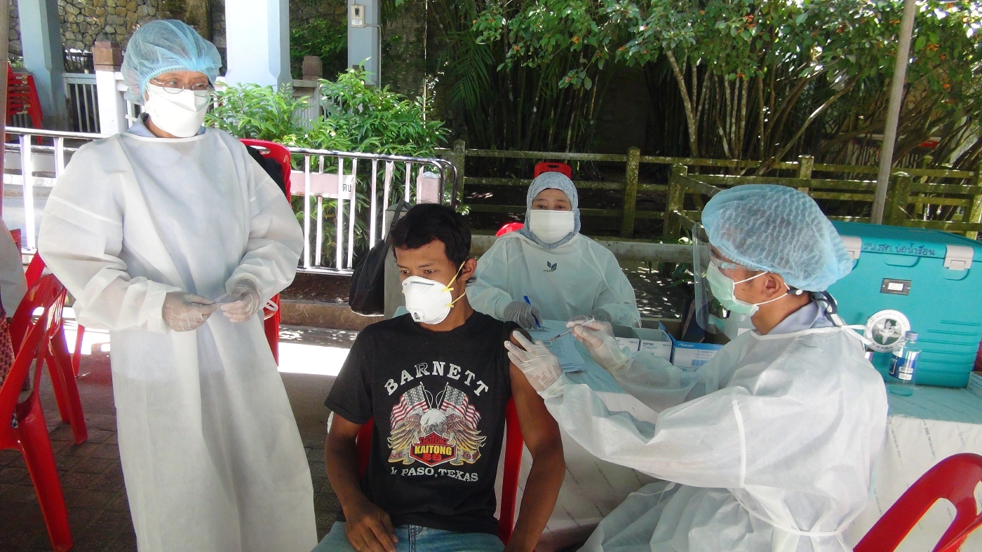 นอภ.เบตง ลุยเคาะประตูบ้านปชช.เร่งฉีดวัคซีน