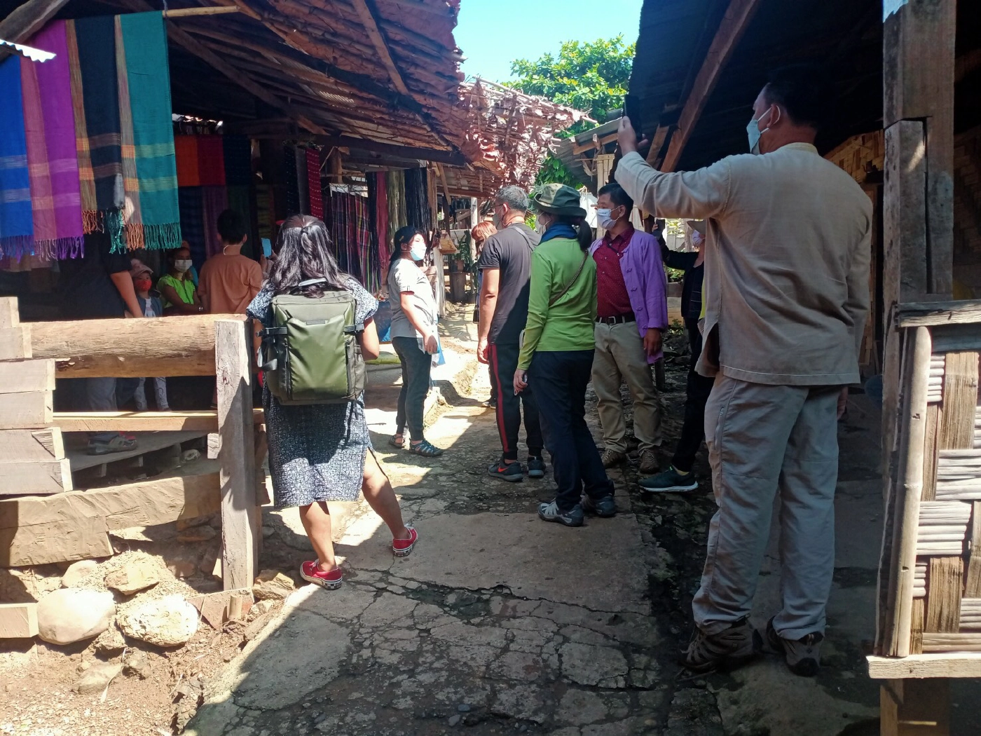 กะเหรี่ยงคอยาวเนื้อหอม-นทท.แห่เที่ยวตรึม