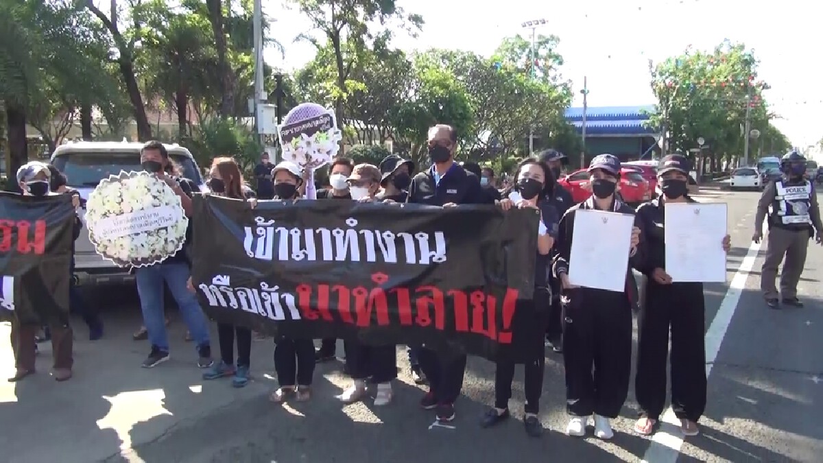 ลูกจ้างฮือถือหรีดและป้ายประท้วงเทศบาลเลิกจ้างไม่เป็นธรรม