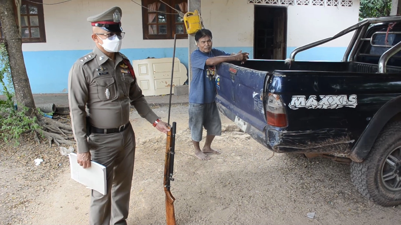 หนุ่มใหญ่แจ้งจับเพื่อนบ้านใช้ปืนอัดลมยิงหมาตาย1เจ็บ3อ้างมากัดไก่