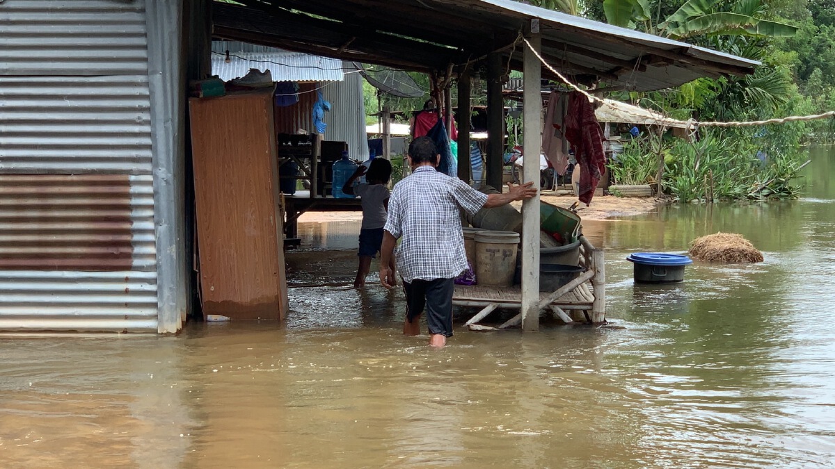 ศรีสะเกษ ชาวบ้าน 6 ครอบครัว น้ำท่วมบ้านต้องมานอนบนถนน