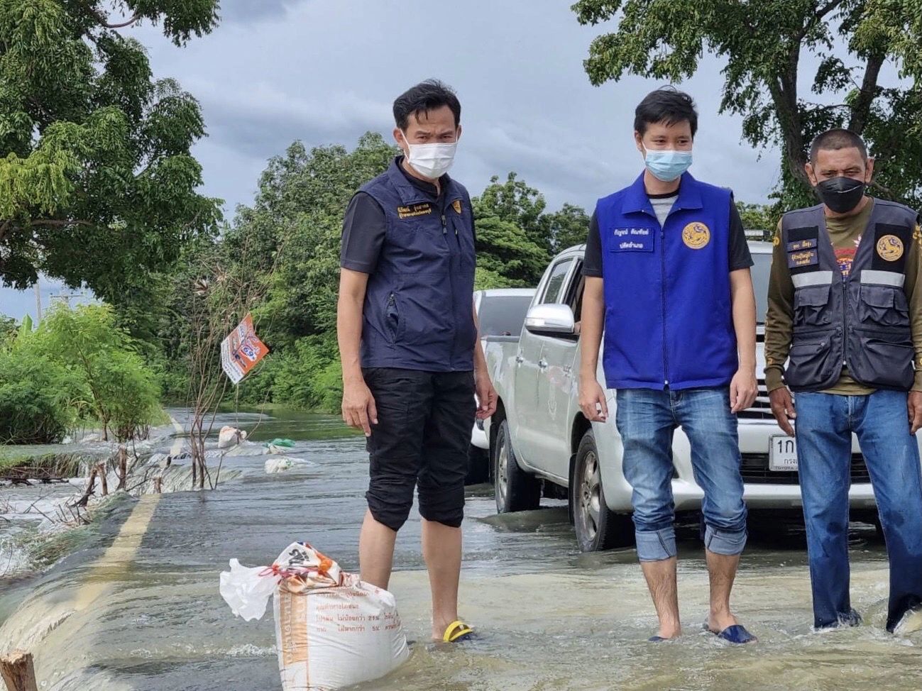 ผู้ว่าฯติดตามสถานการณ์น้ำในบ้านหมี่ หลังฝนตกต่อเนื่องหวั่นน้ำท่วมรอบสอง