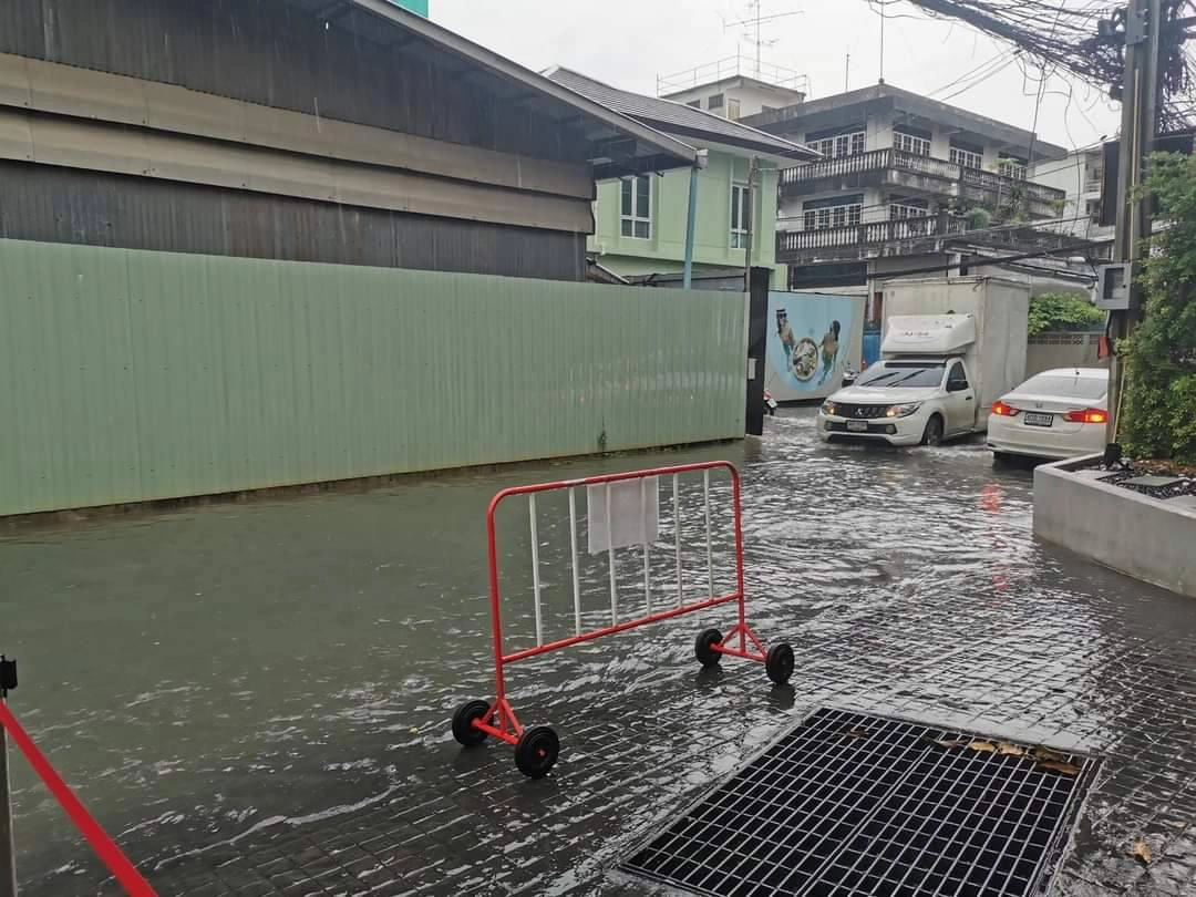 น้ำท่วมขังสูงในอุโมงค์ดินแดง