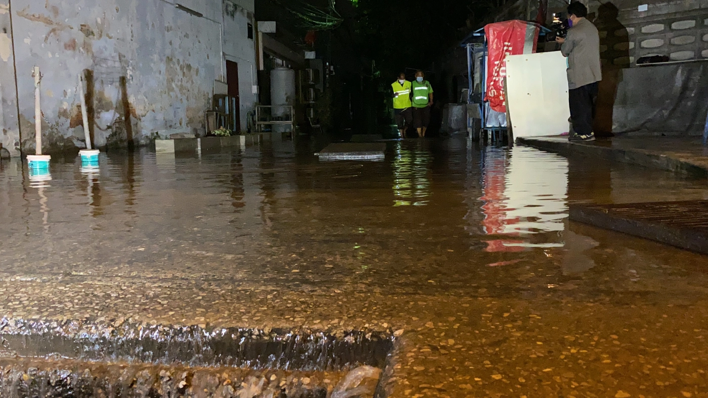 น้ำเอ่อล้นตลิ่งริมแม่น้ำเจ้าพระยา ท่วมซอยสามเสน 23 เขตดุสิต