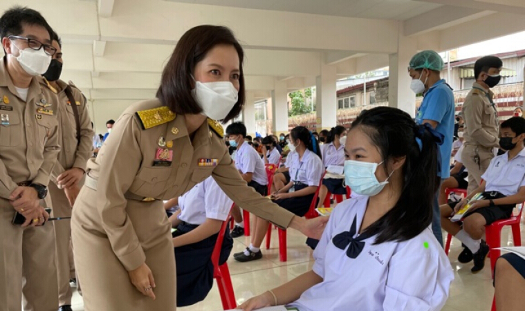เริ่มแล้ววันนี้ ฉีดวัคซีนนักเรียนอายุ 12-17 ปี "ตรีนุช" ลงพื้นที่ให้กำลังใจ