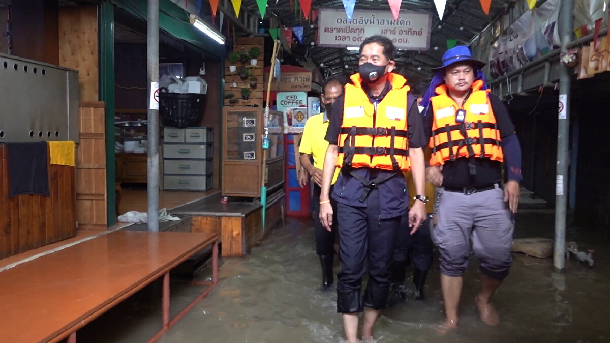 บิ๊กแจ๊ส พานร.อาชีวะล่องเรือช่วยแก้ปัญหาระบบไฟฟ้าให้บ้านริมแม่น้ำเจ้าพระยา