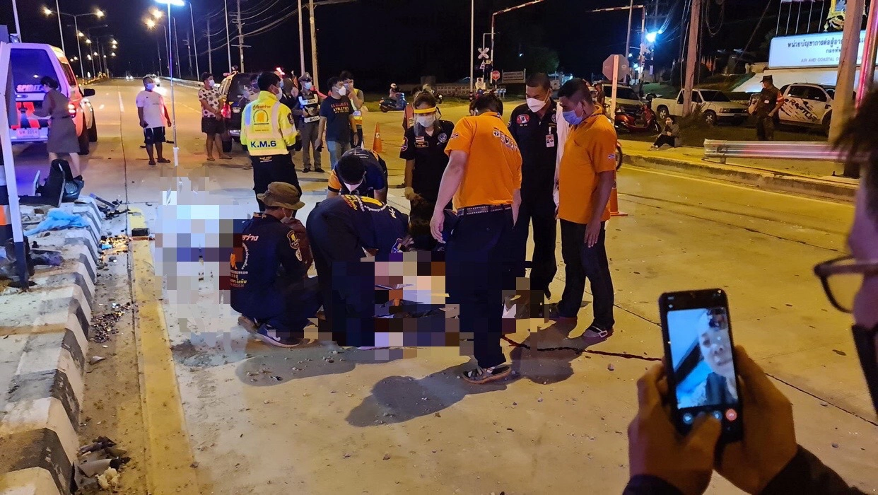 กระบะถูกชนคนงานกระเด็นตกรถตาย 2 สาหัส 1 วิดีโอคอลเศร้าแจ้งญาติร้องไห้ระงม