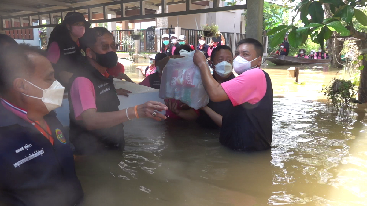 บิ๊กแจ๊สลุยน้ำจุดหนักสุดปทุมฯ มอบถุงรอดชีพชาวบ้านตกสำรวจท้ายเกาะ