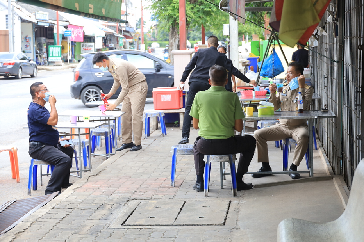 ชื่นชม ผู้ว่าโคราชติดดินกินแบบบ้านๆ ร้านอาหารข้างทาง