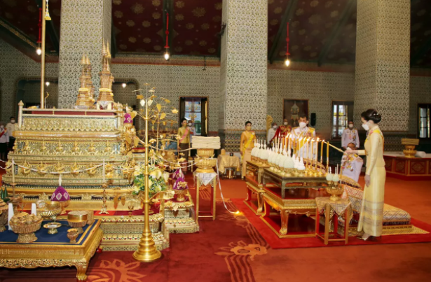 “ในหลวง-ราชินี” ทรงบำเพ็ญพระราชกุศลเนื่องในวันคล้ายวันสวรรคต ร.9