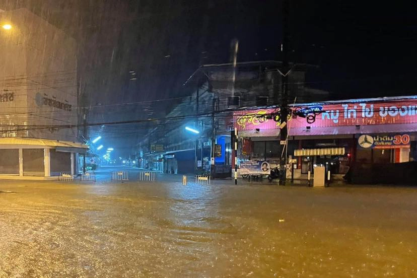 สถานการณ์น้ำท่วมบนถนนสายต่าง ๆ ในเขตตัวเมืองจันทบุรี