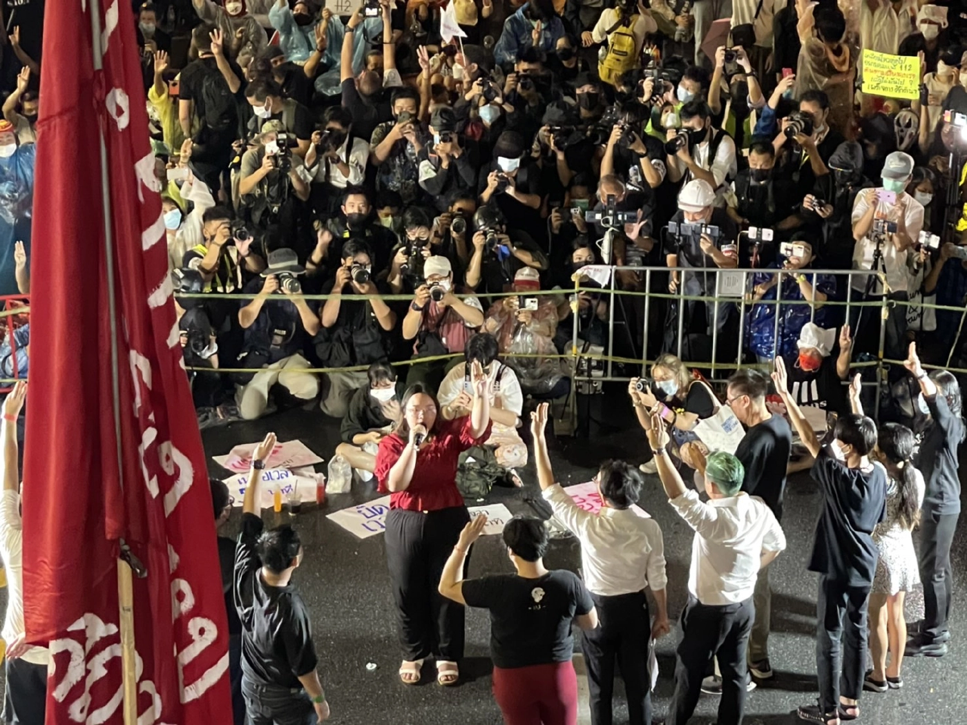 “ม็อบ31ตุลา” ประกาศล่าล้านชื่อยกเลิกม.112 - “รุ้ง ปนัสยา ” กรีดแขนประท้วง