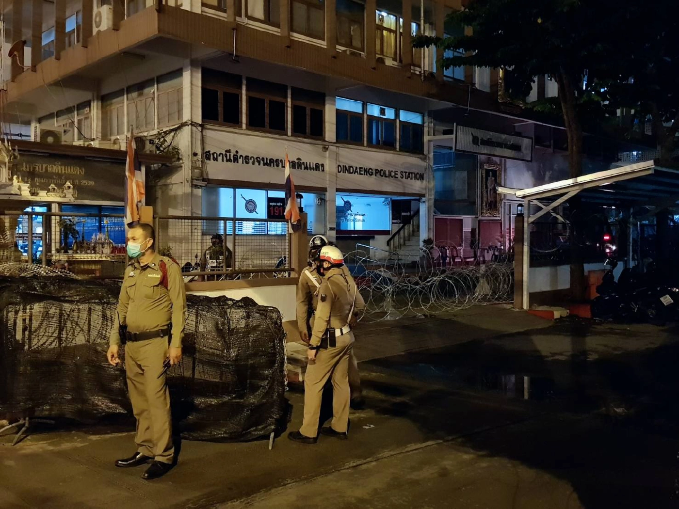 วัยรุ่นรวมตัว สน.ดินแดง ติดตามทรัพย์สินจากการกระชับพื้นที่