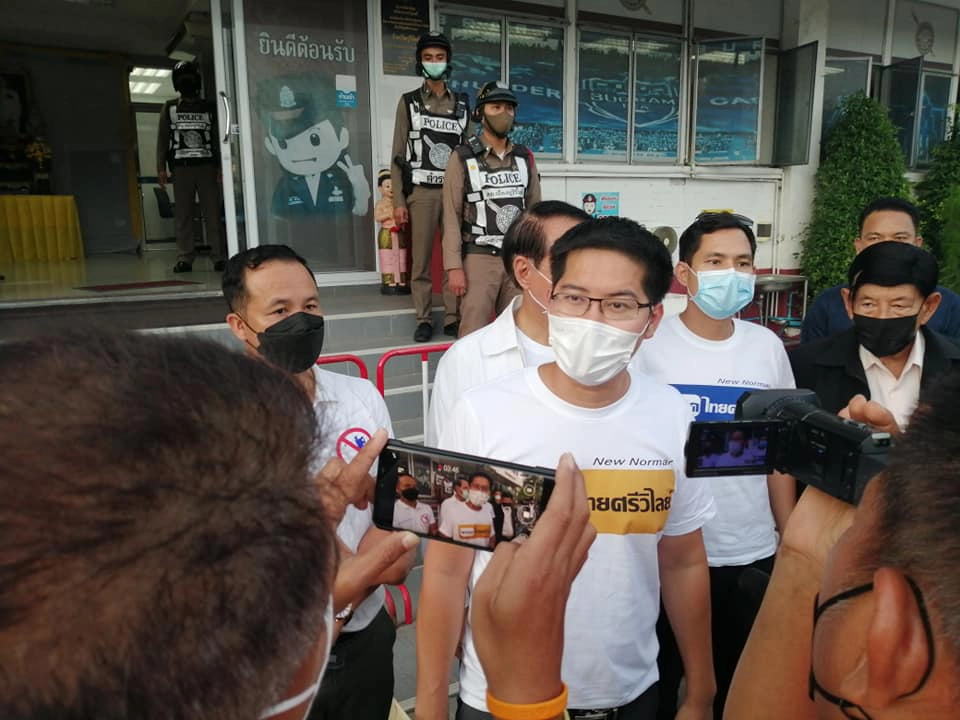 ตำรวจ สภ.บุรีรัมย์ ถอนหมายจับ "เต้ มงคลกิตติ์" หลังมอบตัวคดีหมิ่นศักดิ์สยาม