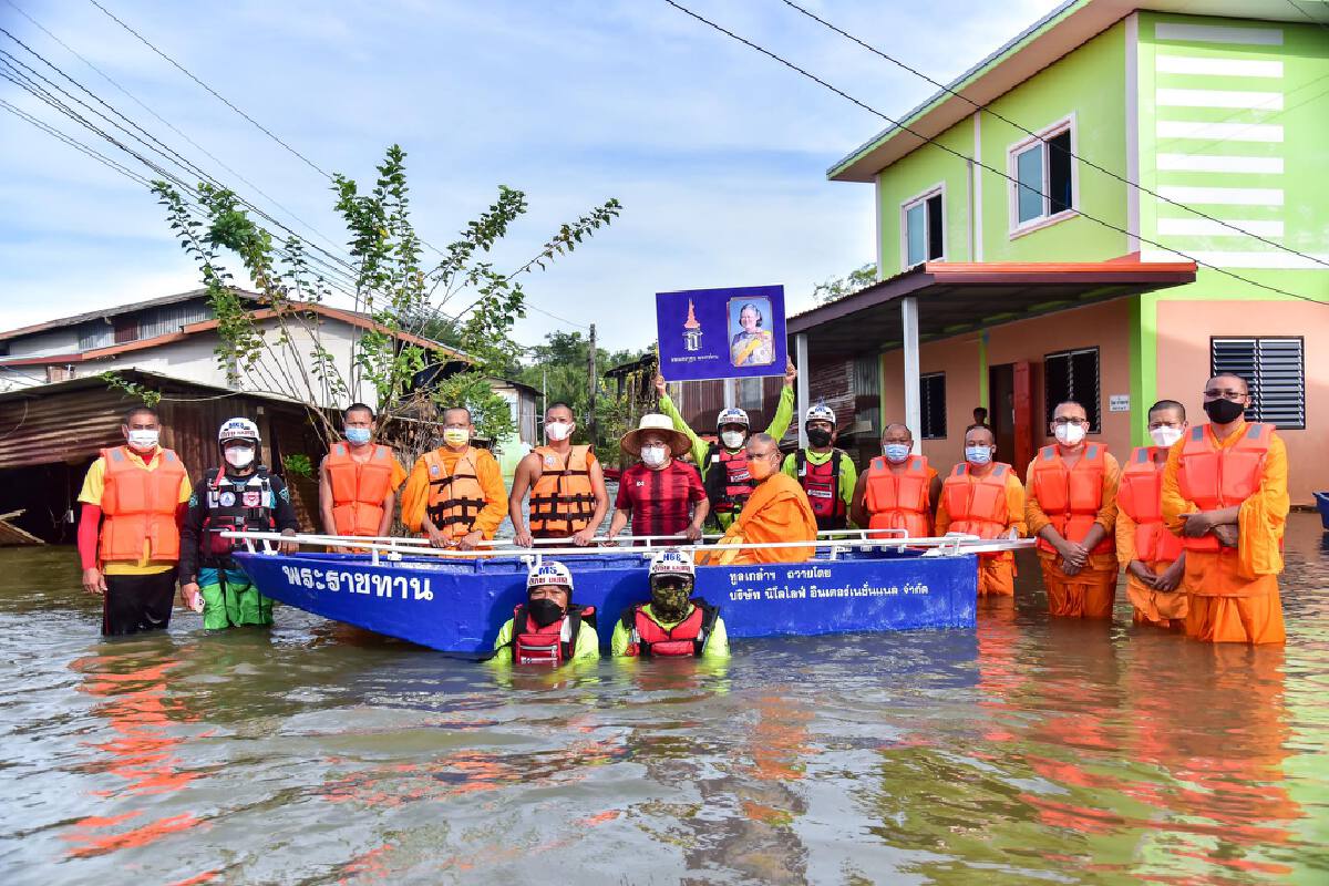 คณะสงฆ์นำของพระราชทานช่วยเหลือน้ำท่วมพิษณุโลก