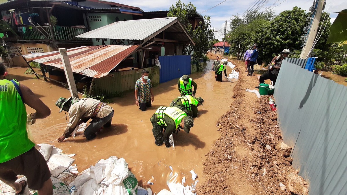 วางแนวกระสอบทราย จุดเสี่ยงสะพานอินทร์บุรี 