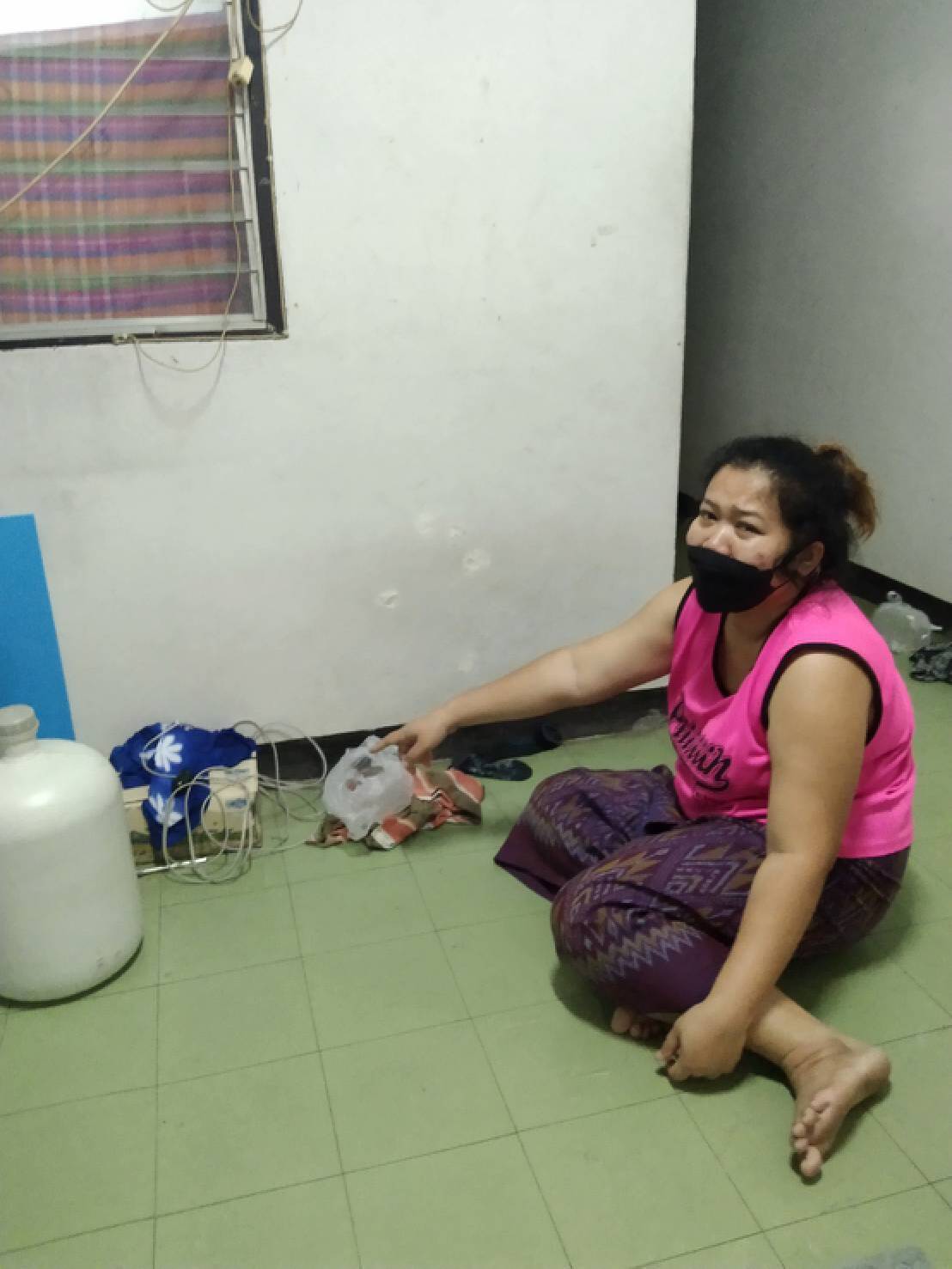 พ่อเลี้ยงโหดทุบตีบังคับลูกเลี้ยงวัย 8 ขวบให้กินฉี่ สภาพช้ำทั้งตัวดับอนาถ