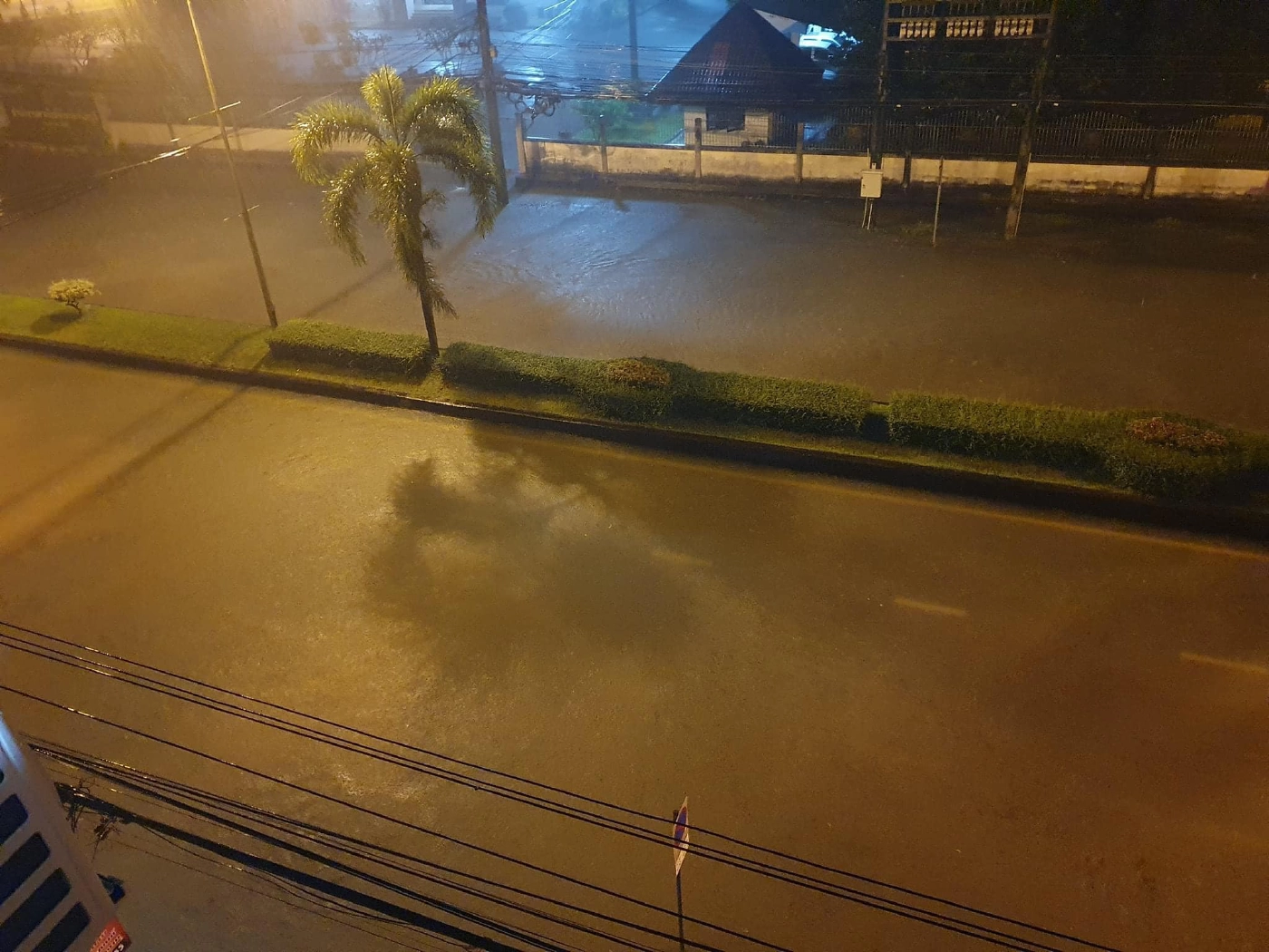 สถานการณ์น้ำท่วมบนถนนสายต่าง ๆ ในเขตตัวเมืองจันทบุรี