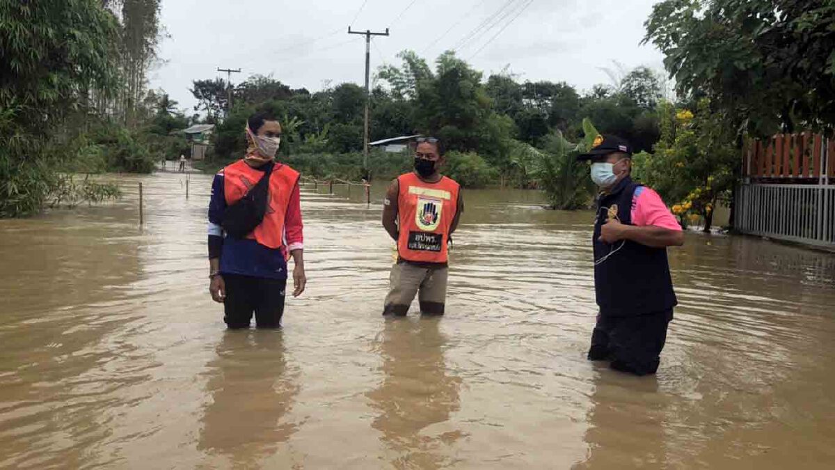 ฝนตกหนักน้ำล้นคลองพระปรง บ้านเรือนถูกตัดขาด 49 หลังคาเรือน