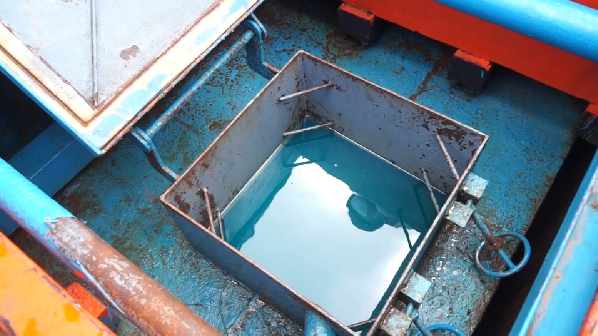 จับเรือประมงดัดแปลงลักลอบขนน้ำมันเถื่อน 35,000 ลิตร